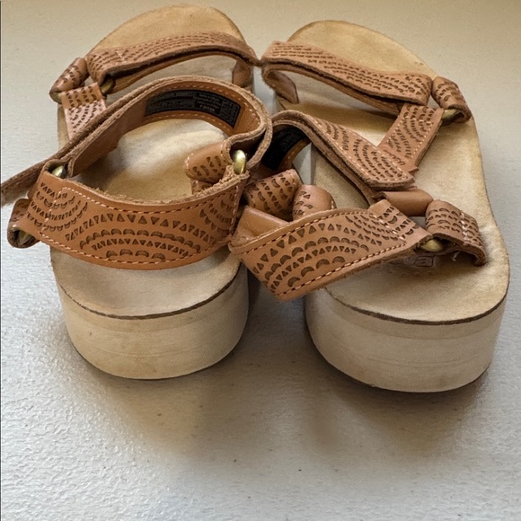 TEVA WOMEN MIDFORM UNIVERSAL GEOMETRIC TAN SANDAL US 8 - Picture 3 of 5